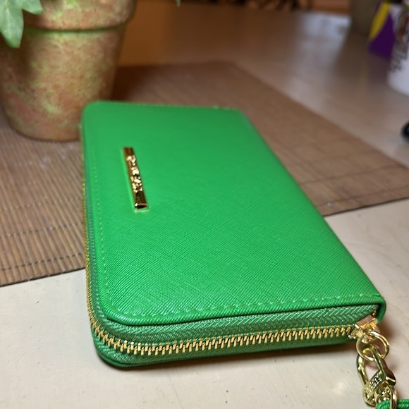 Steve Madden Grass Green Zip Around Wristlet Case Organizer - EUC - Gold Accents - Picture 5 of 12
